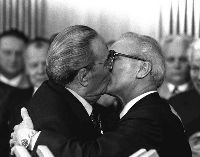 1979年10月4日，勃列日涅夫（左）与东德领导人昂纳克（右）在庆祝民主德国建国30周年庆典上激烈拥吻