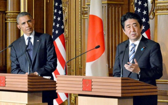 　日本首相安倍晋三(左)与美国总统奥巴马共同会见记者。