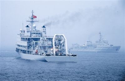多国海军分三路在黄海军演 演练救助商船合围海盗