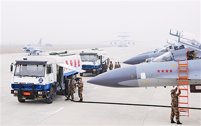 空军在首个双跑道机场举行演练 12种机型高密度起降