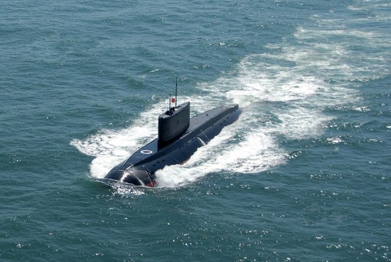 中国基洛潜艇遇断崖坠向海底 海水喷涌而入