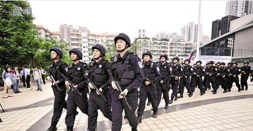 广东海珠社区民警将配微型冲锋枪巡逻