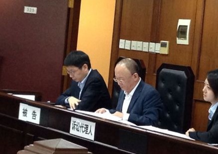 上海市民起诉区政府 区长出庭应诉