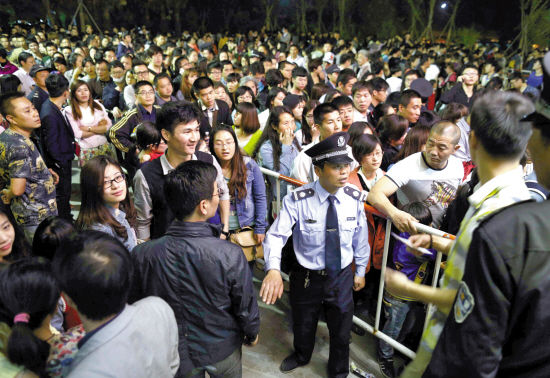 杭州萤火虫放飞现场发生打砸 上万人齐喊退票