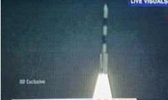 这张11月5日拍摄的印度CNN-IBN电视直播画面显示，印度首个火星探测器发射升空。