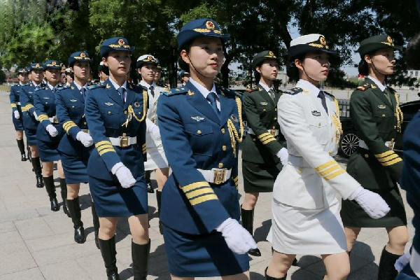 解放军三军仪仗队首现漂亮女兵 中央领导拍板增设