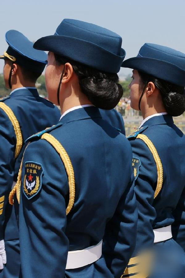 解放军三军仪仗队首现漂亮女兵 中央领导拍板增设