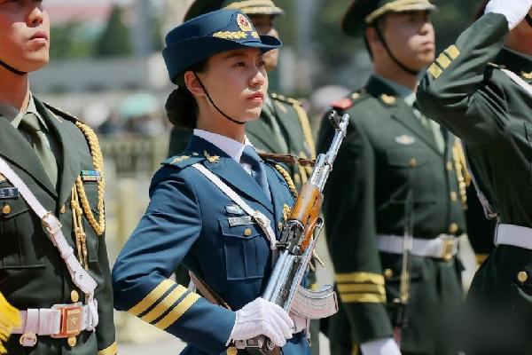 解放军三军仪仗队首现漂亮女兵 中央领导拍板增设