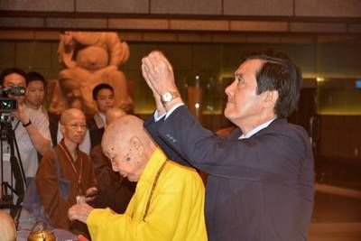 　　马英九24日前往台湾南投埔里镇的中台禅寺参拜祈福。 图片来源：台湾“中央社” 