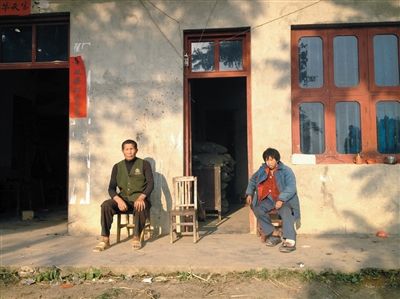 湖南村民将妻子弃乡政府求低保 其妻3天后身亡