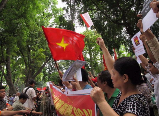 越南民众在河内和东京举行反华游行
