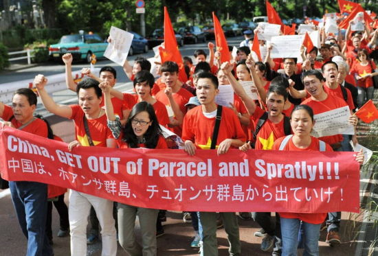 越南民众在河内和东京举行反华游行