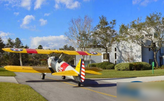 美佛罗里达州航空小镇每家均有私人飞机