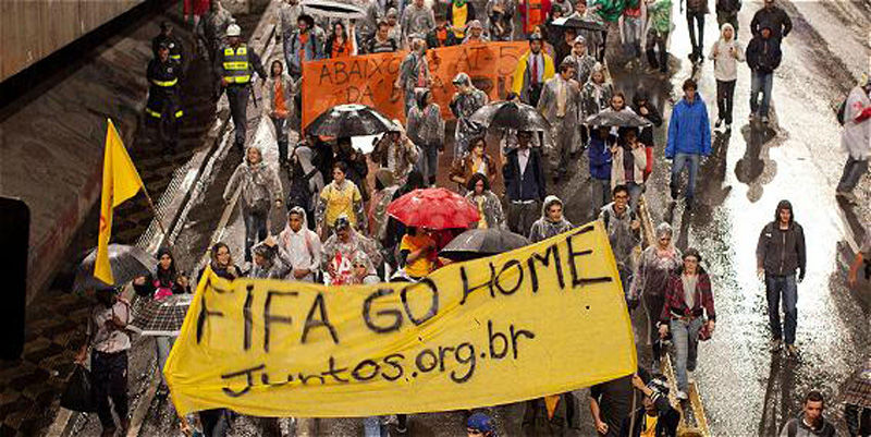 巴西近千民众上街抗议反对巴西举办世界杯