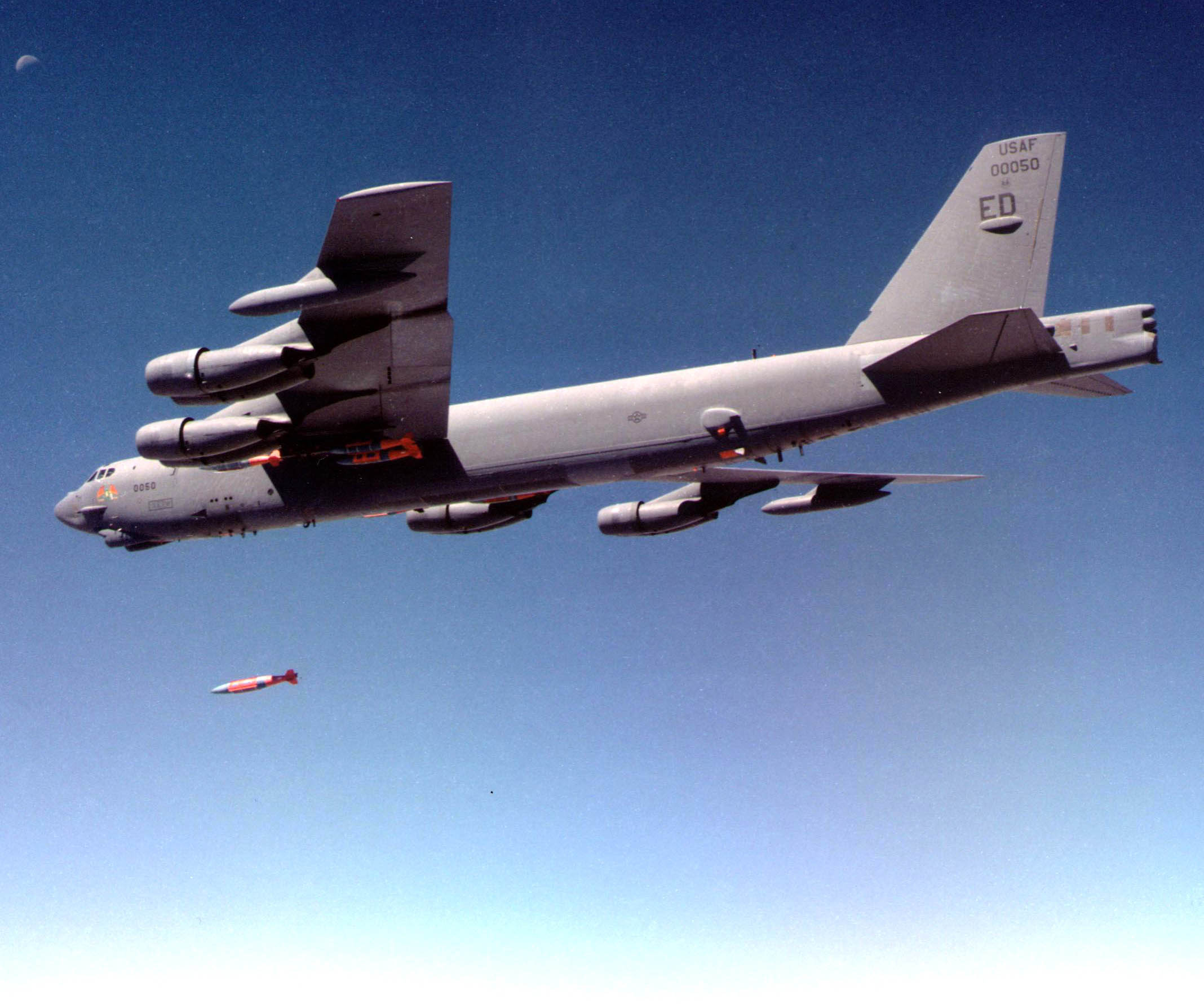 美在欧洲部署B52轰炸机 称将加强演习和训练