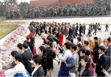 朝鲜民众迎金日成诞辰日 瞻仰铜像敬献花篮