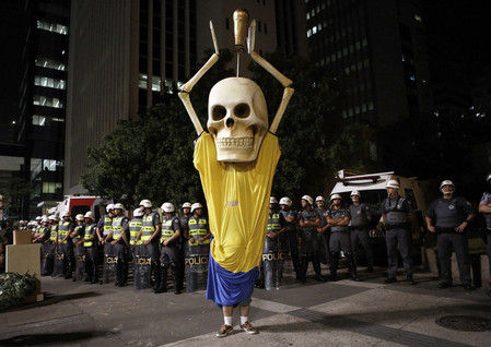 巴西市民戴骷髅头抗议举办世界杯