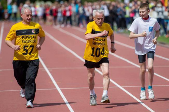 波兰104岁老人百米赛跑 系欧洲最年长选手