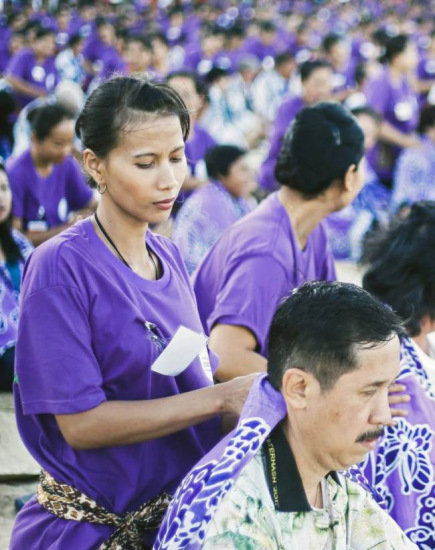 印尼现千人按摩盛典 “舒舒服服”刷新纪录