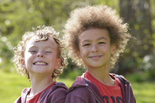 英国双胞胎兄弟相貌迥异 肤色一黑一白