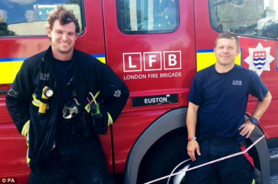 英国消防员救火期间帮孕妇顺利接生