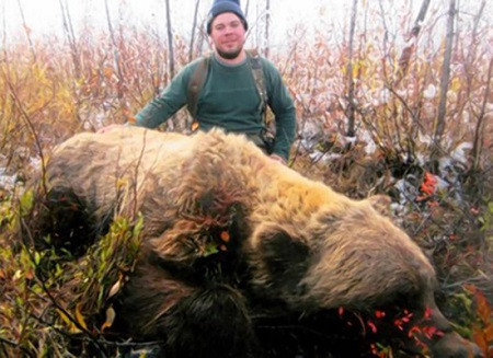 美国男子捕获巨型灰熊 体长近2.7米