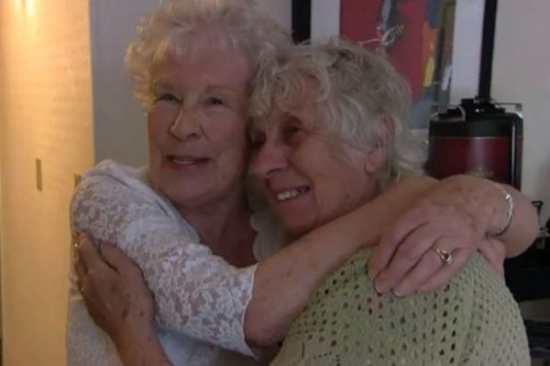 双胞胎姐妹刚出生就被分开 离散78年后终相聚