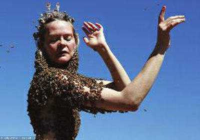 美国女子身上爬万余蜜蜂跳舞称可治病
