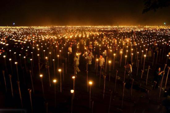 菲民众点燃5万多只蜡烛拼地图欲破世界纪录