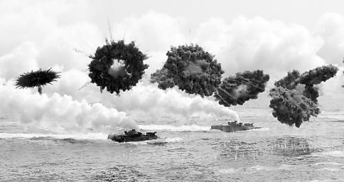3月31日，韩军登陆艇在美韩“双龙”军演中演习穿越炮火。