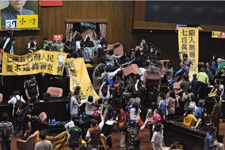 苏贞昌下令全面声援学生 绿营给抗议群众提供丰富物资