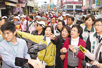 民进党游行重返319枪击案现场 要求释放陈水扁