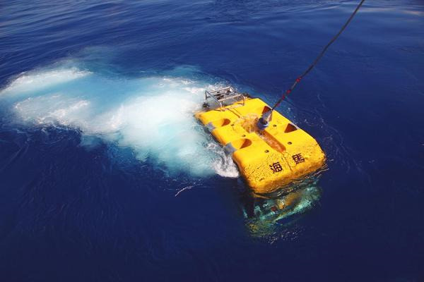 中国首台无人潜水器研制成功 下潜深度达4502米