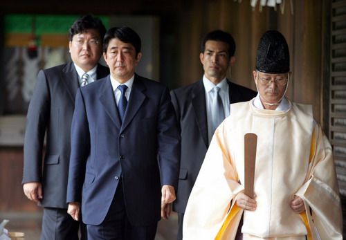 图为日本首相安倍参拜靖国神社