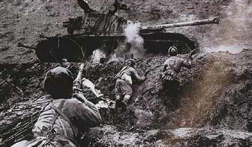 志愿军用土法子炸坦克 炸红眼一人独炸三坦克