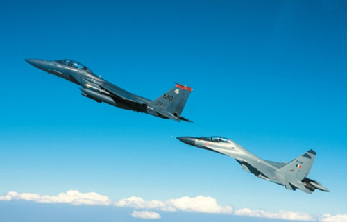 资料图：在2008年的“红旗”演习前的准备中，一架美国空军F-15E和一架印度空军苏-30MKI在爱达荷州上空进行编队飞行。那年是印度首次参加“红旗”演习——如果一切顺利的话，印度空军将参加2014年度的“红旗”演习。