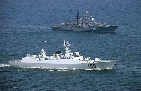 中俄海军舰队联合编队航行。