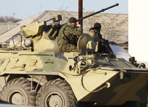 俄军装甲车强行攻入乌军营