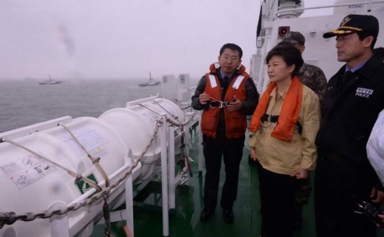 4月17日，韩国总统朴槿惠搭乘海警警备舰艇，前往客轮沉没处进行勘察。