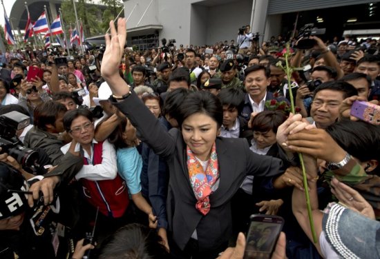 英拉终于有救了：泰国十万民众游行力挺英拉