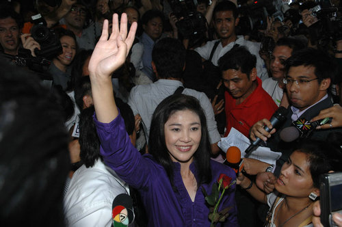 英拉终于有救了：泰国十万民众游行力挺英拉