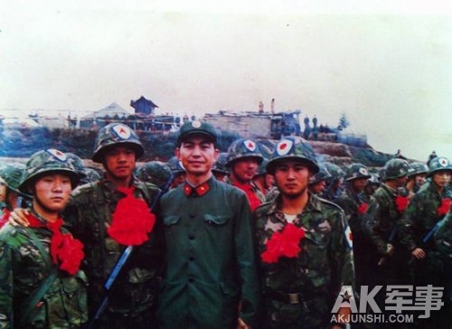 中国现任国防部长常万全上将也参加对越自卫反击战。图为时任139师副师长常万全与即将出征的干部战士合影。越南不要以为离开了陆地，就可以不怕中国军队了。