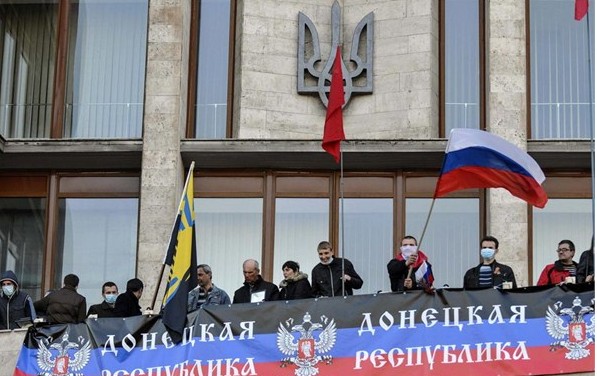 顿涅茨克亲俄示威者已降下政府大楼门前的州旗帜，升起顿涅茨克人民共和国旗帜。