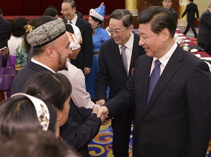 习近平3月4日看望出席全国政协十二届二次会议的少数民族委员。中国不可能实行激化对立的反恐