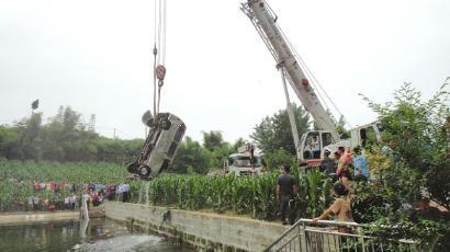 面包车打滑落水 7村民用一根麻绳60秒救出司机