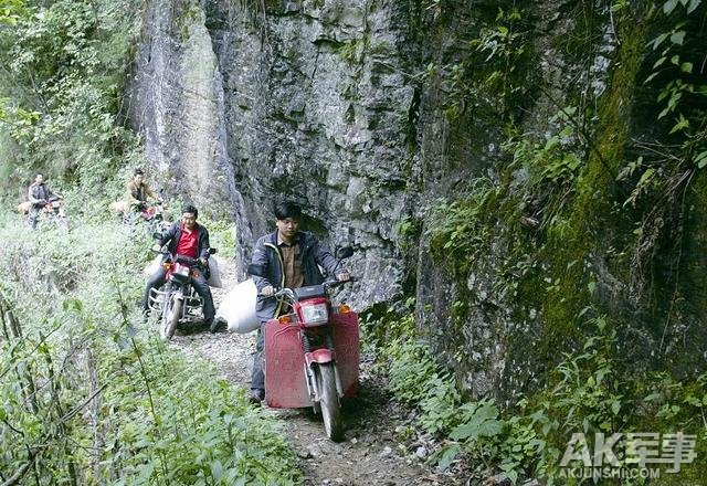 湖北摩托四兄弟绝壁凿路 为山上留守老人送物资