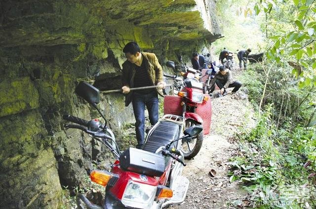 湖北摩托四兄弟绝壁凿路 为山上留守老人送物资