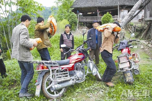 湖北摩托四兄弟绝壁凿路 为山上留守老人送物资