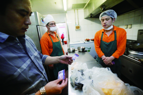 711便利店现重大卫生问题：厨师餐具冲洗池洗头