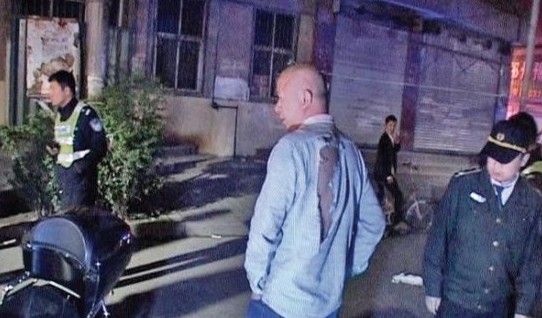 男子酒后骑电动车碰倒路人被扔进河里